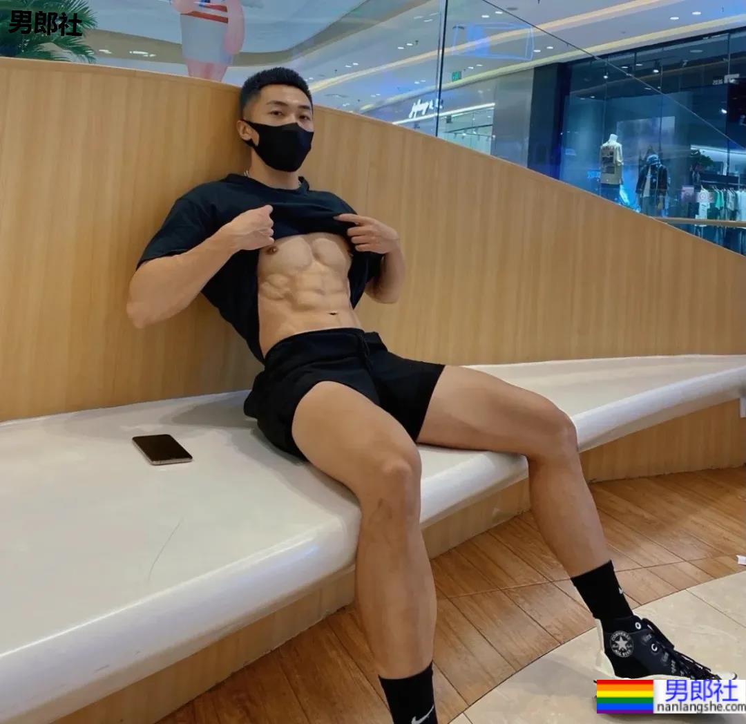 寸头腱子肉足球壮男,这个痞帅小爷们也太野了! - 51虹马 寸头腱子肉足球壮男,这个痞帅小爷们也太野了! - 51虹马