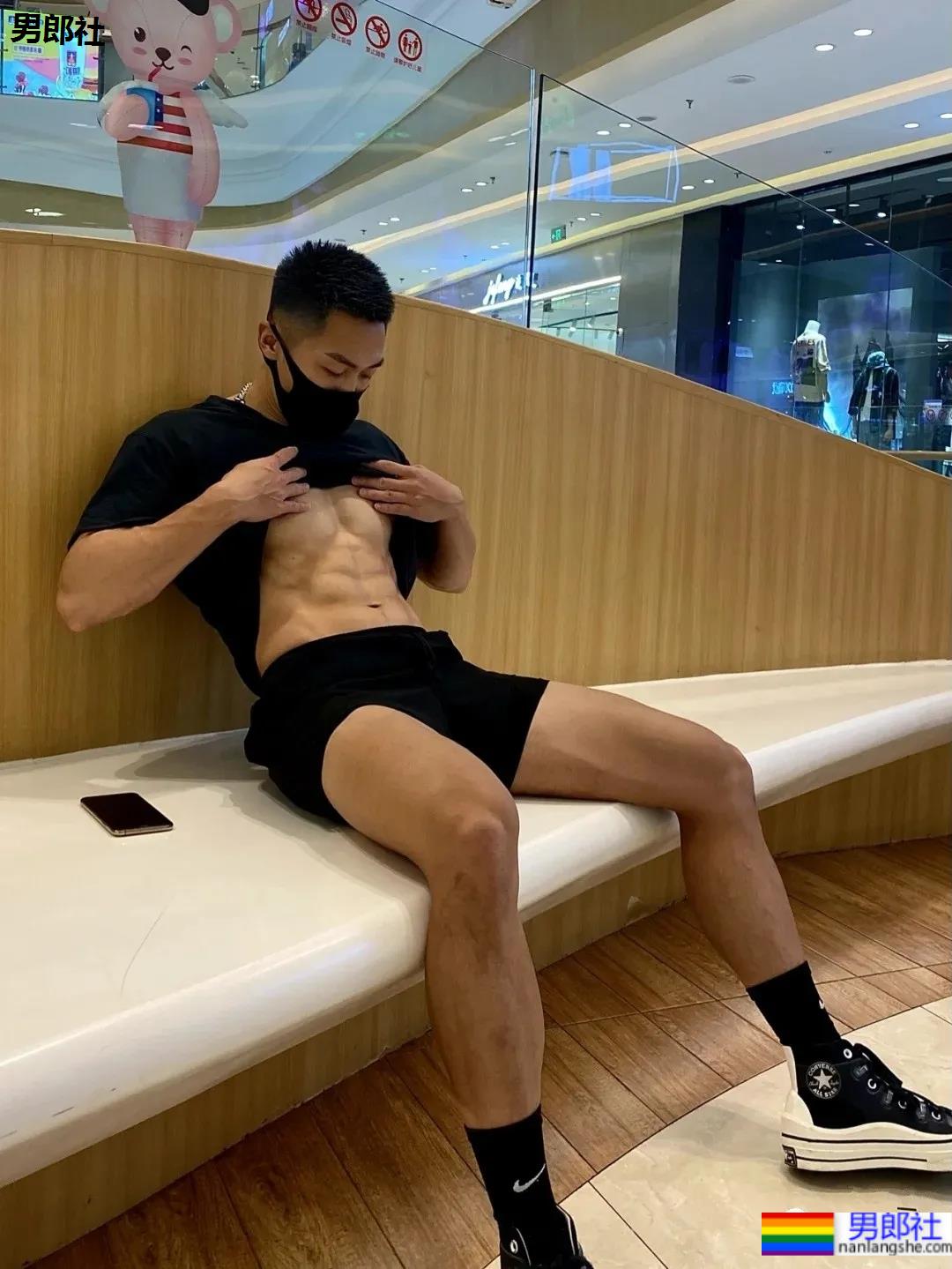 寸头腱子肉足球壮男,这个痞帅小爷们也太野了! - 51虹马 寸头腱子肉足球壮男,这个痞帅小爷们也太野了! - 51虹马