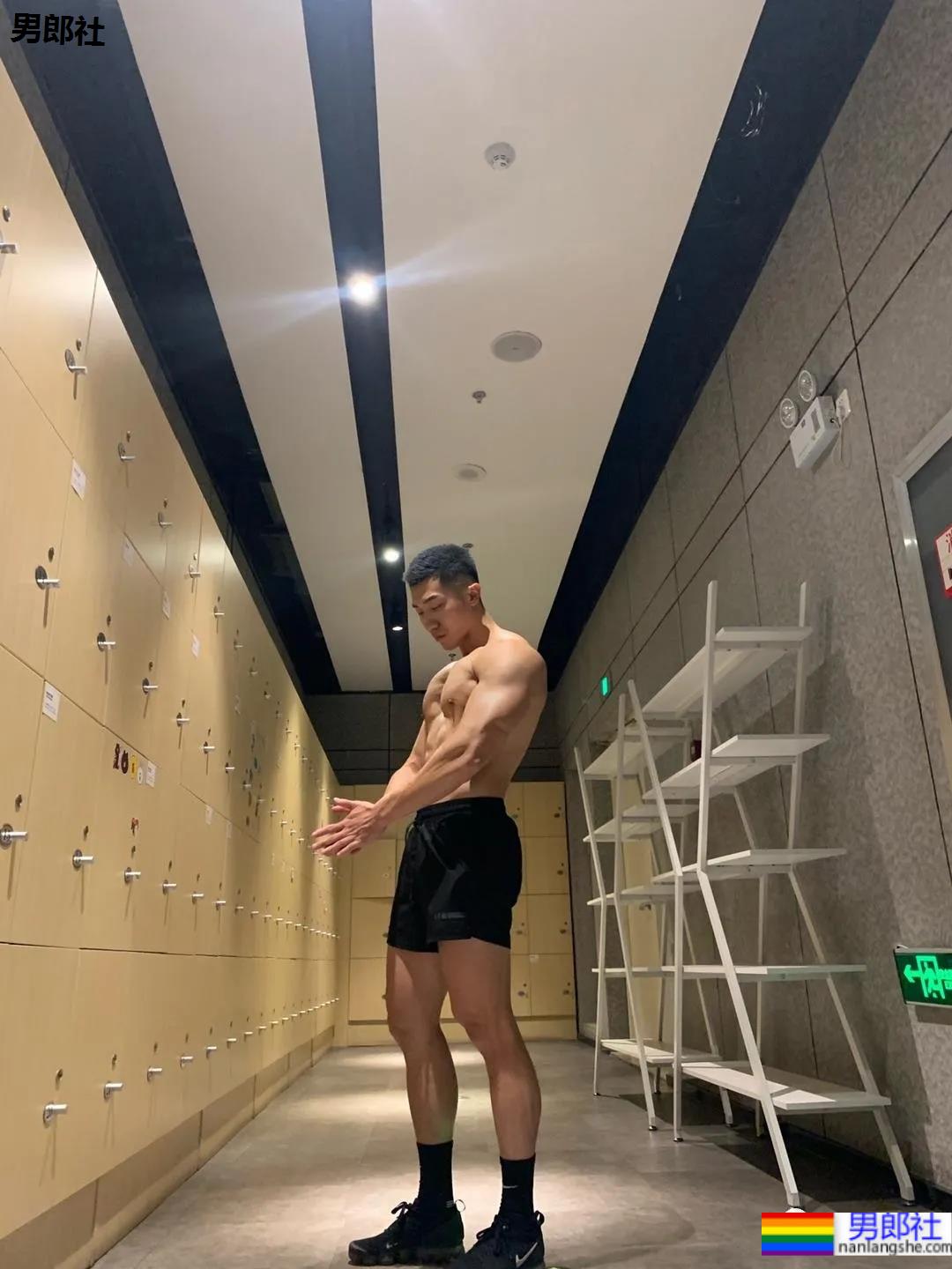 寸头腱子肉足球壮男,这个痞帅小爷们也太野了! - 51虹马 寸头腱子肉足球壮男,这个痞帅小爷们也太野了! - 51虹马