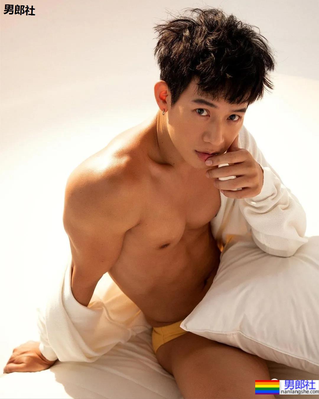 让12个肌肉男捏着自己拍大片,这画风…… - 51虹马 让12个肌肉男捏着自己拍大片,这画风…… - 51虹马