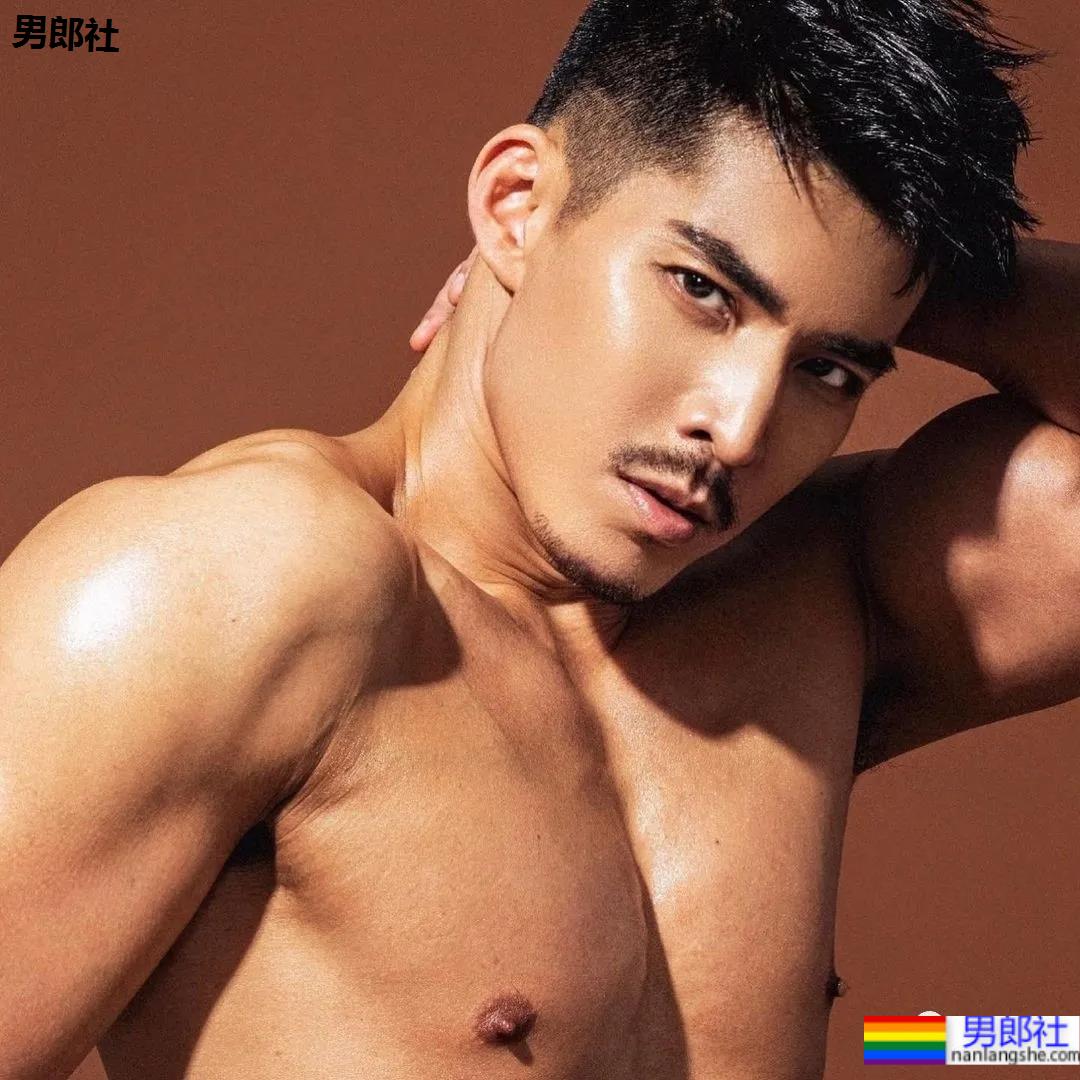 让12个肌肉男捏着自己拍大片,这画风…… - 51虹马 让12个肌肉男捏着自己拍大片,这画风…… - 51虹马