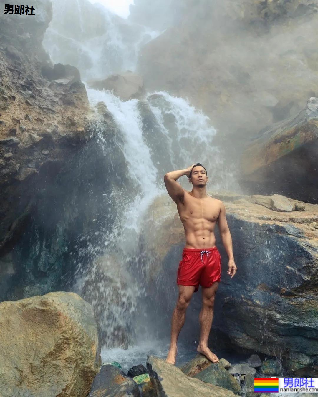 让12个肌肉男捏着自己拍大片,这画风…… - 51虹马 让12个肌肉男捏着自己拍大片,这画风…… - 51虹马