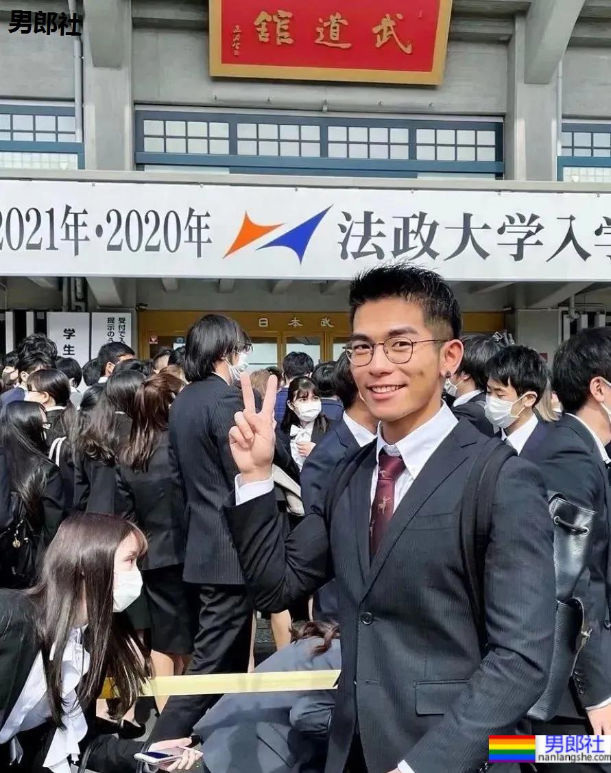 网红帅哥吐槽日本证件照走红，又禁欲又色气简直太撩人了！ - 51虹马