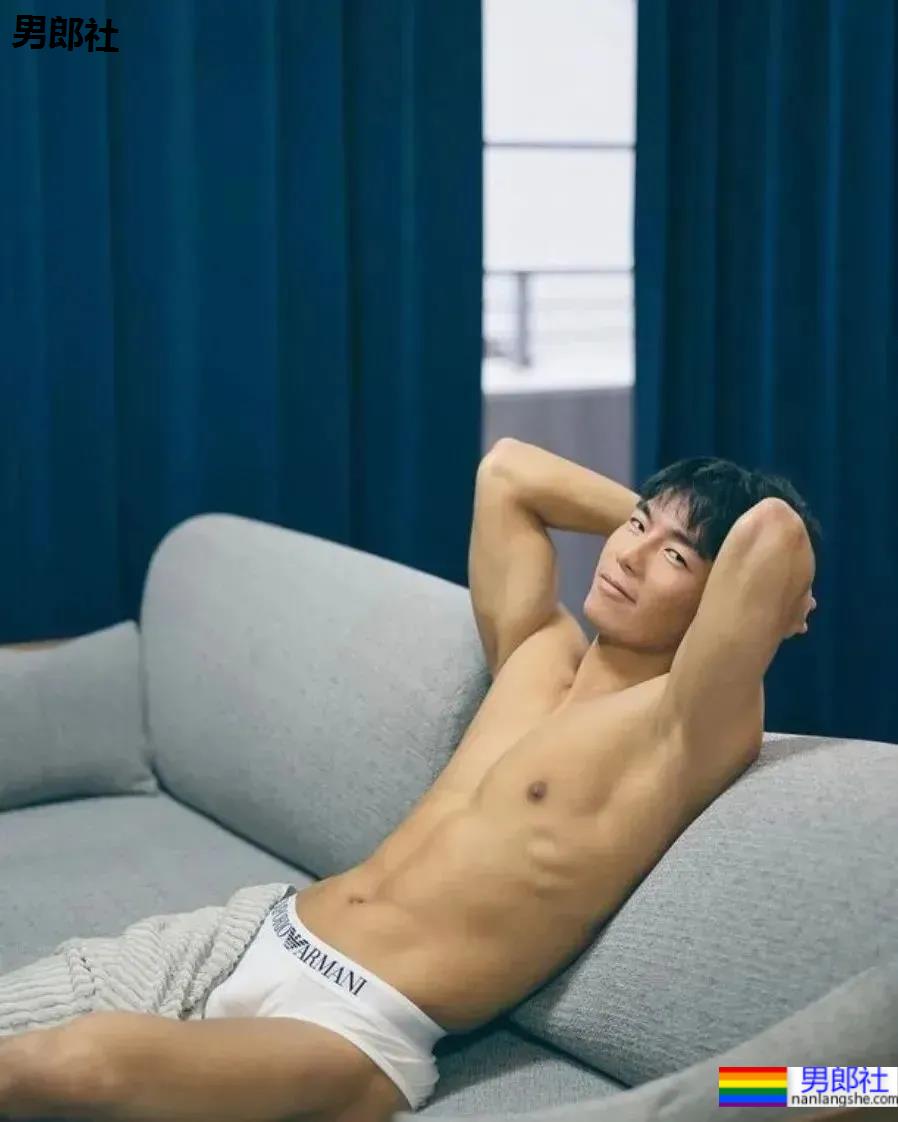 网红帅哥吐槽日本证件照走红，又禁欲又色气简直太撩人了！ - 51虹马