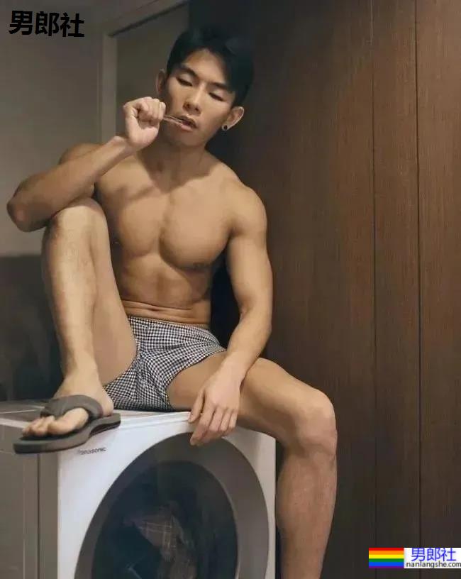 网红帅哥吐槽日本证件照走红，又禁欲又色气简直太撩人了！ - 51虹马