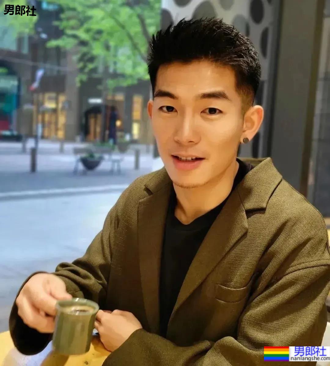 网红帅哥吐槽日本证件照走红，又禁欲又色气简直太撩人了！ - 51虹马