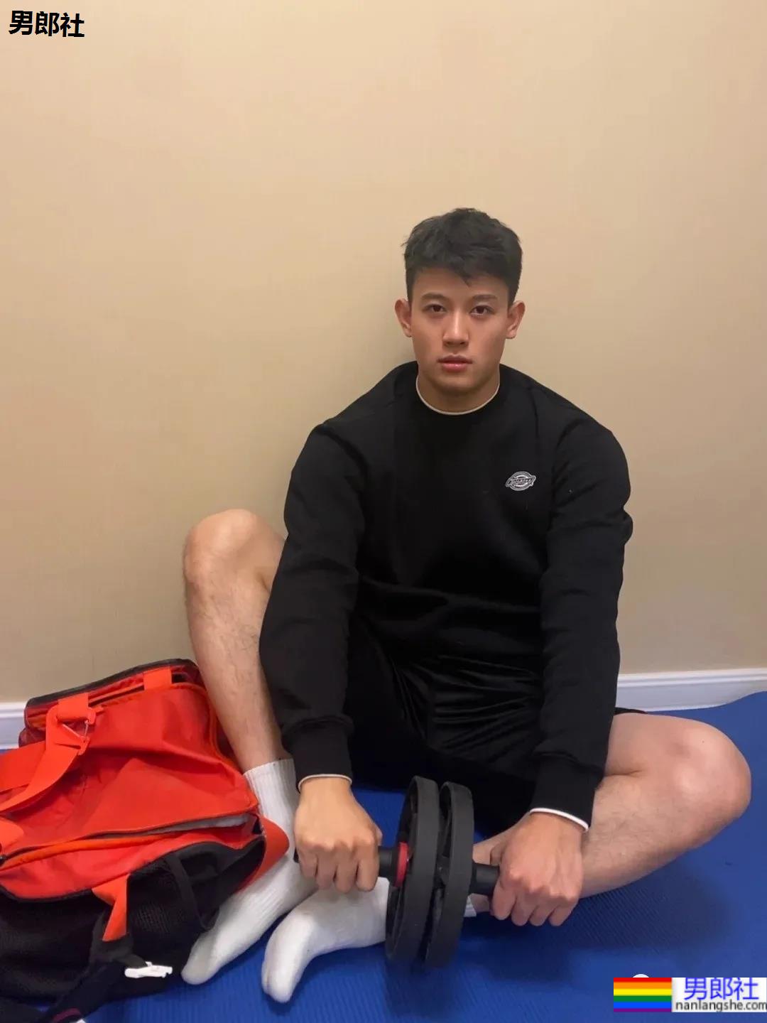 五官超帅的运动型大男孩，清爽体育生不信你不喜欢! - 51虹马