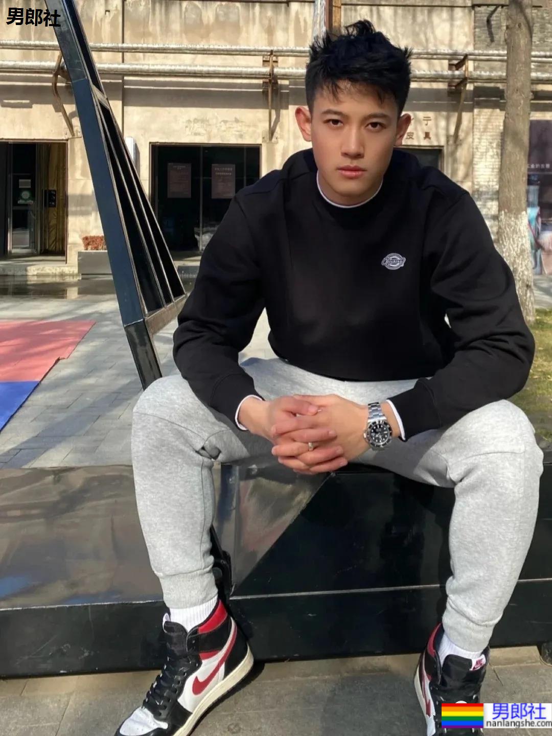 五官超帅的运动型大男孩，清爽体育生不信你不喜欢! - 51虹马