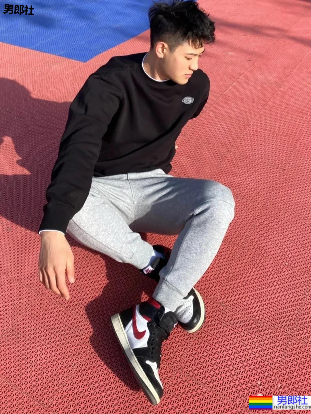 五官超帅的运动型大男孩，清爽体育生不信你不喜欢! - 51虹马