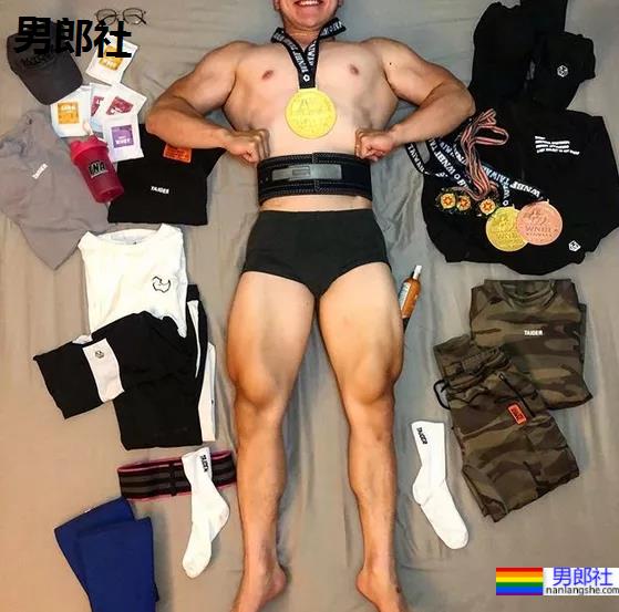 185CM小哥拍肌肉开箱照走红，流量密码被他玩明白了！ - 51虹马