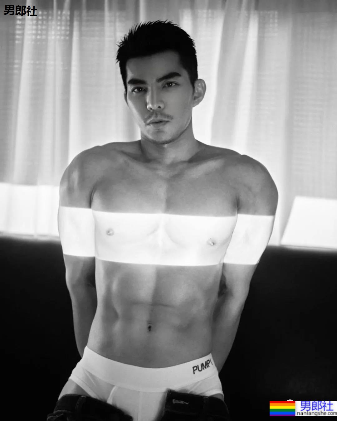 185CM小哥拍肌肉开箱照走红，流量密码被他玩明白了！ - 51虹马