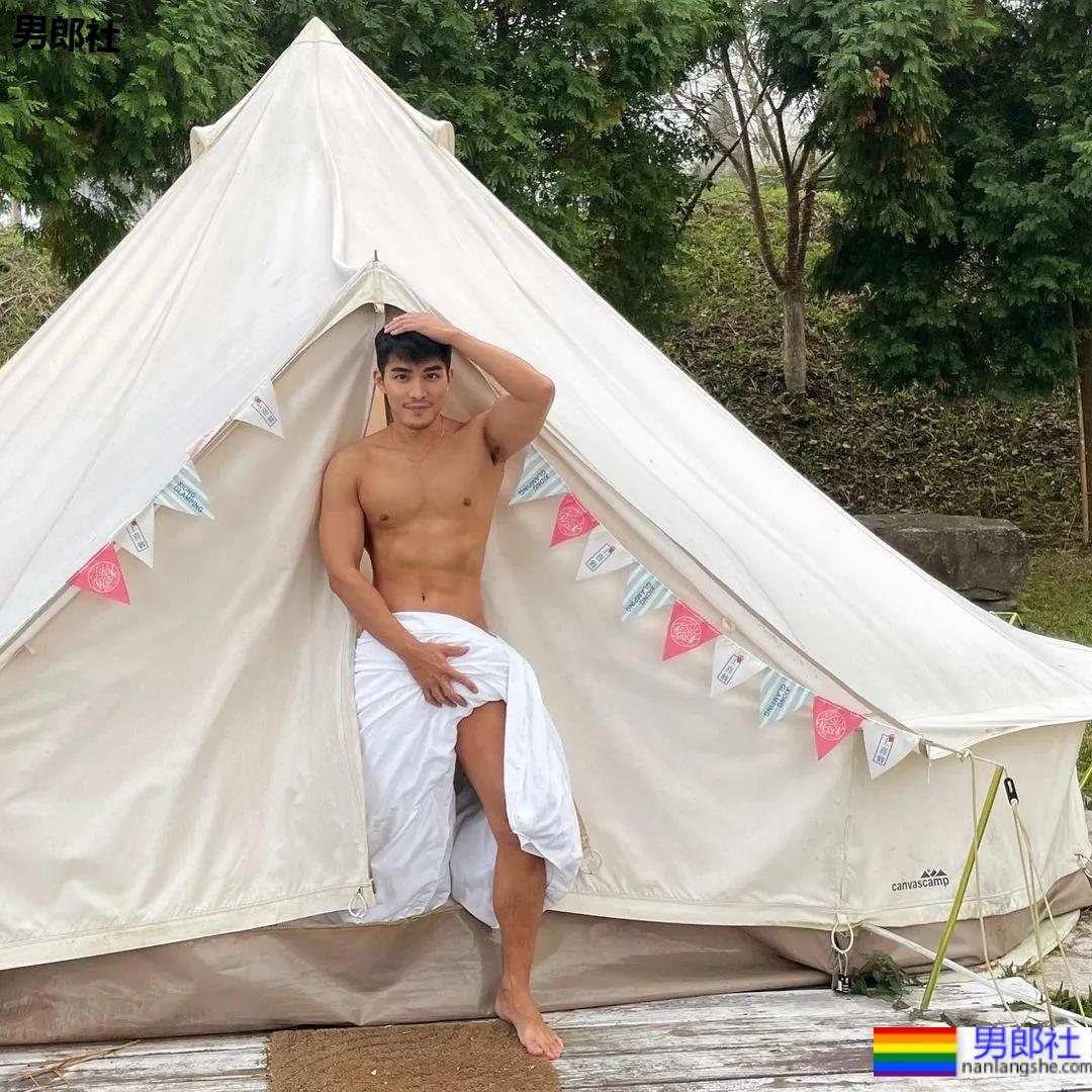 185CM小哥拍肌肉开箱照走红，流量密码被他玩明白了！ - 51虹马