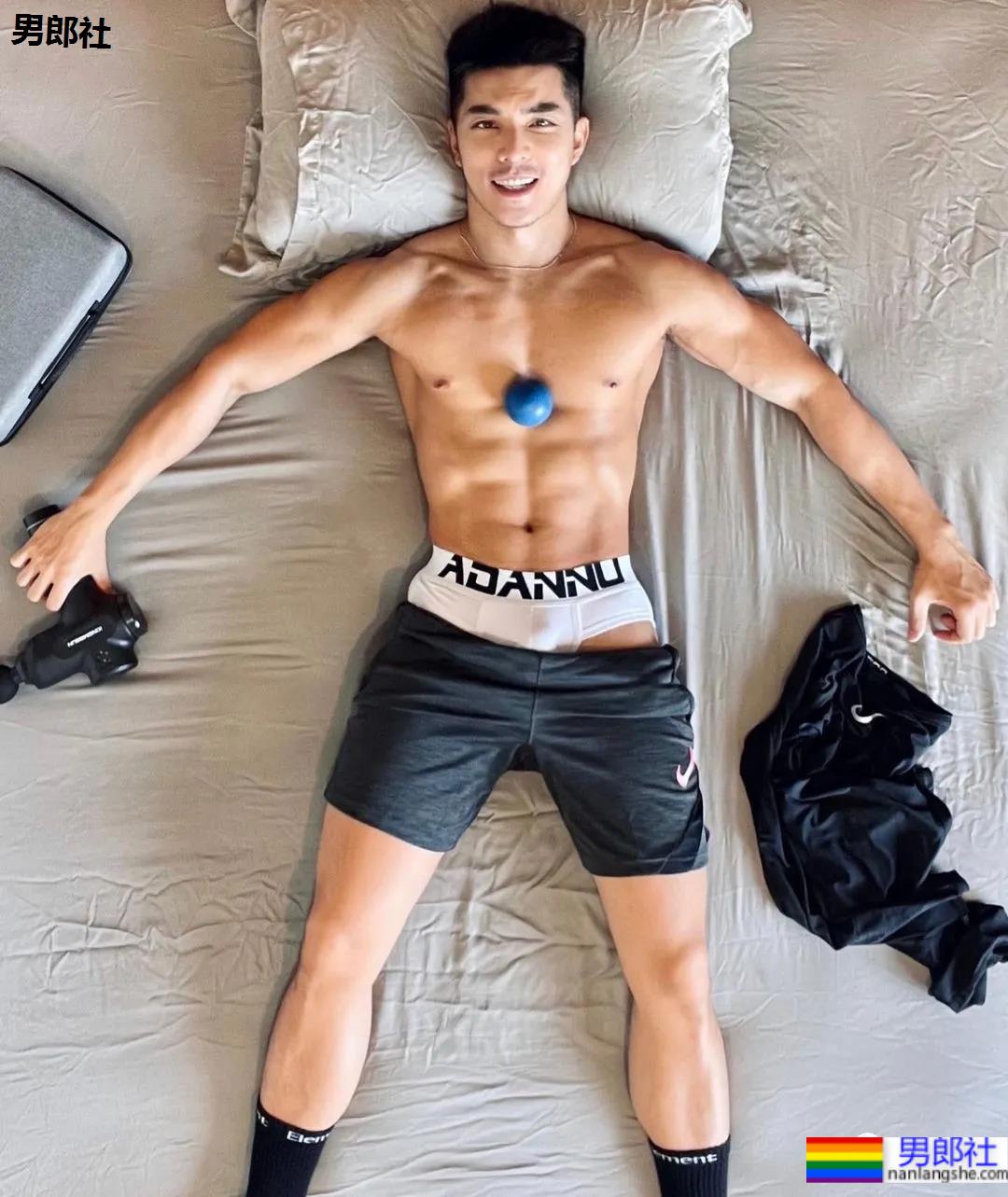 185CM小哥拍肌肉开箱照走红，流量密码被他玩明白了！ - 51虹马