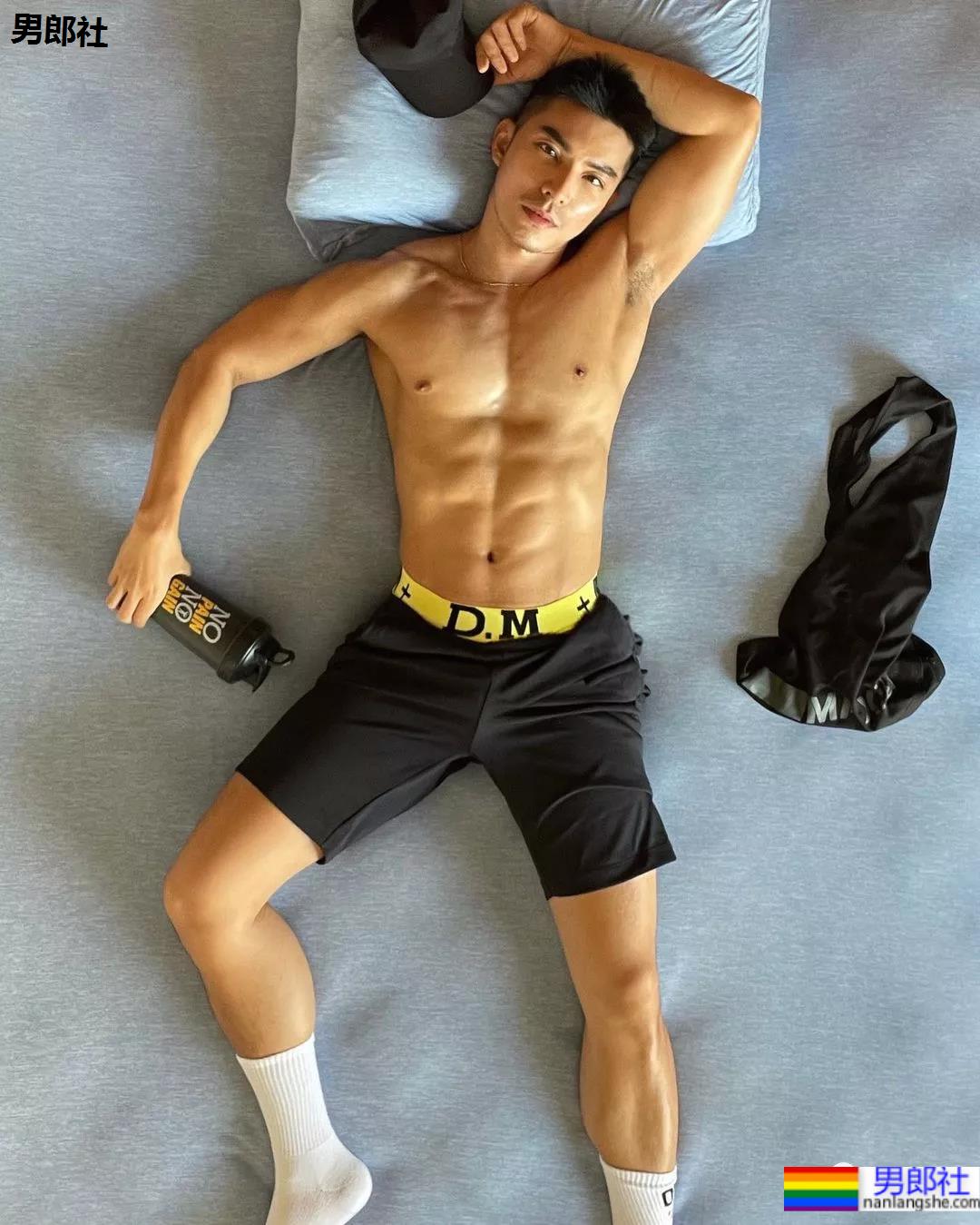 185CM小哥拍肌肉开箱照走红，流量密码被他玩明白了！ - 51虹马