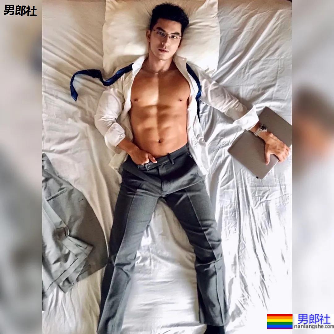 185CM小哥拍肌肉开箱照走红，流量密码被他玩明白了！ - 51虹马