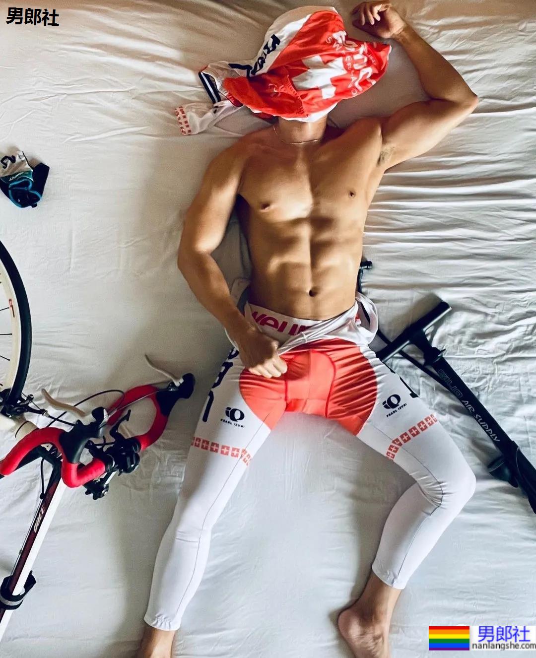 185CM小哥拍肌肉开箱照走红，流量密码被他玩明白了！ - 51虹马