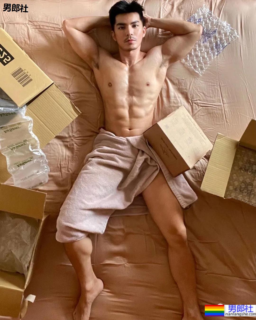 185CM小哥拍肌肉开箱照走红，流量密码被他玩明白了！ - 51虹马