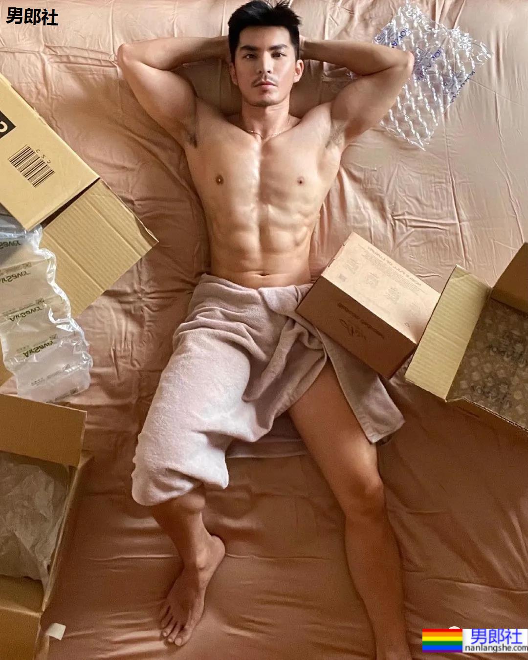 185CM小哥拍肌肉开箱照走红，流量密码被他玩明白了！ - 51虹马