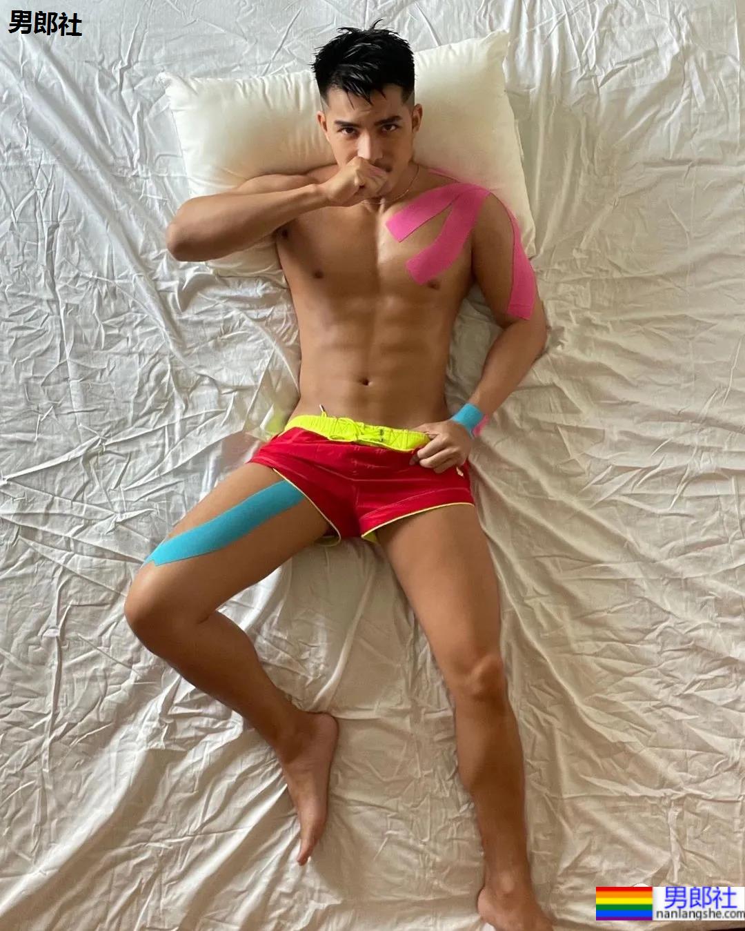 185CM小哥拍肌肉开箱照走红，流量密码被他玩明白了！ - 51虹马