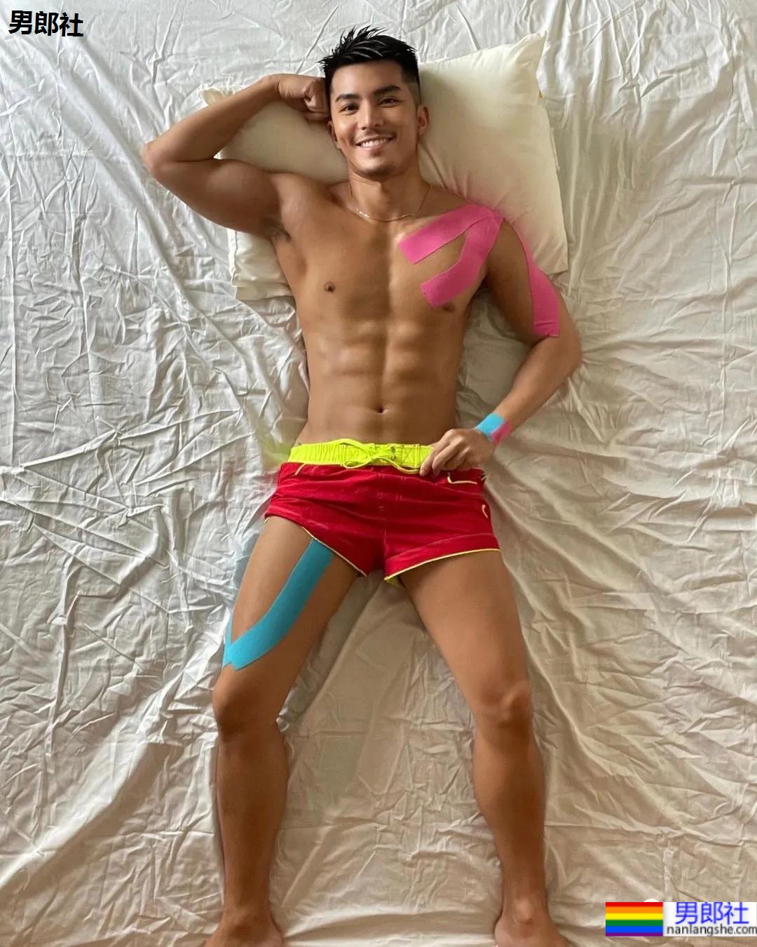 185CM小哥拍肌肉开箱照走红，流量密码被他玩明白了！ - 51虹马