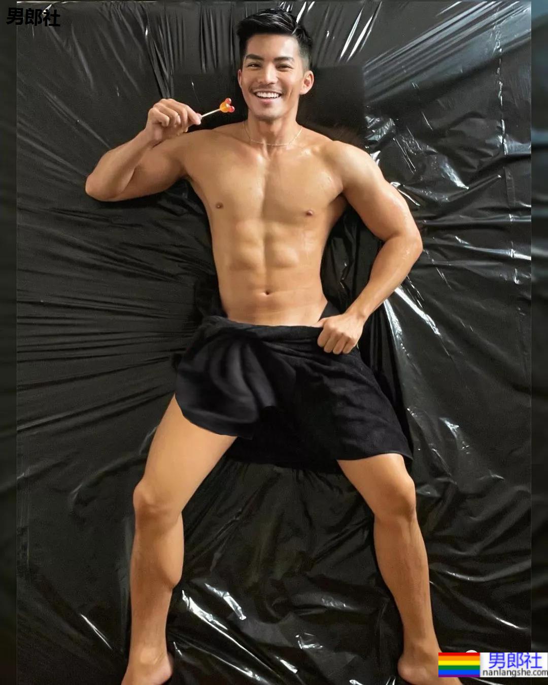 185CM小哥拍肌肉开箱照走红，流量密码被他玩明白了！ - 51虹马