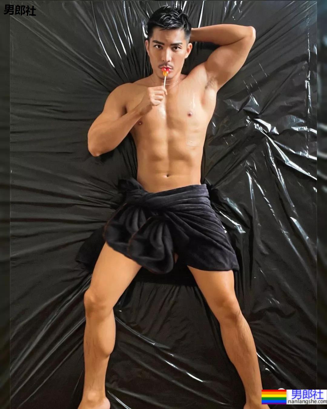 185CM小哥拍肌肉开箱照走红，流量密码被他玩明白了！ - 51虹马