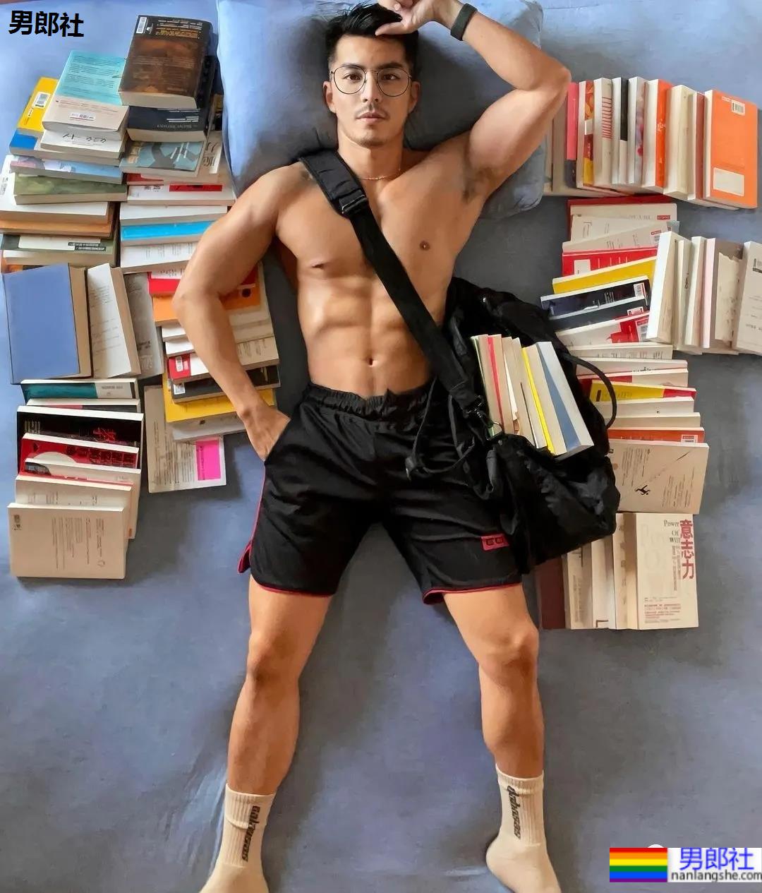 185CM小哥拍肌肉开箱照走红，流量密码被他玩明白了！ - 51虹马