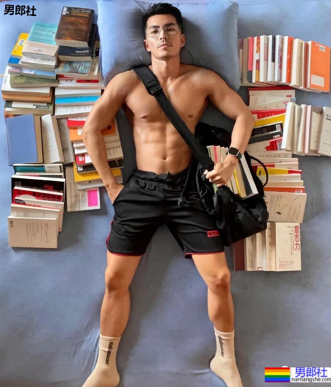 185CM小哥拍肌肉开箱照走红，流量密码被他玩明白了！ - 51虹马