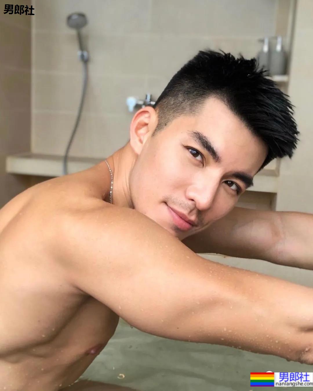 185CM小哥拍肌肉开箱照走红，流量密码被他玩明白了！ - 51虹马