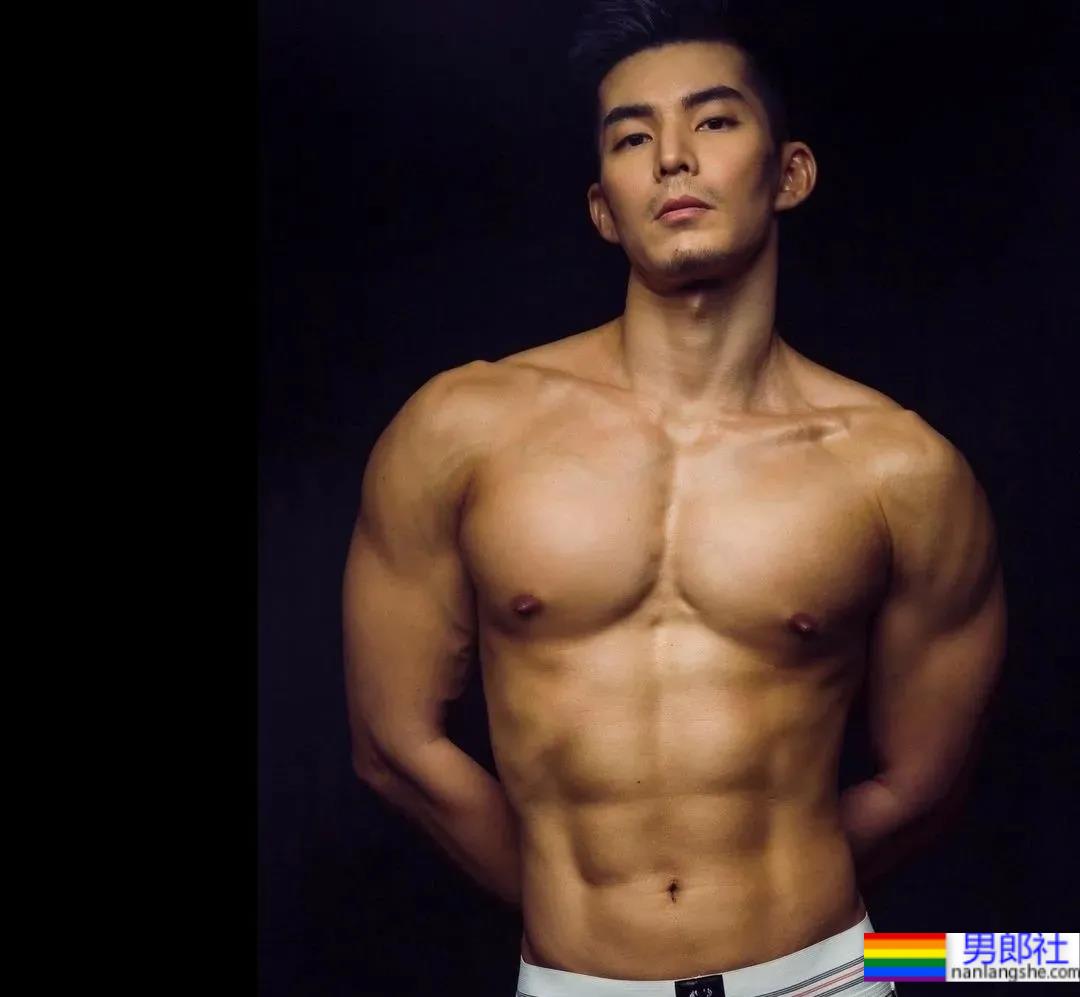 185CM小哥拍肌肉开箱照走红，流量密码被他玩明白了！ - 51虹马