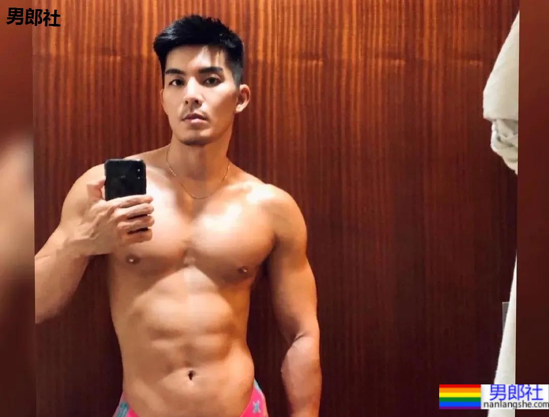 185CM小哥拍肌肉开箱照走红，流量密码被他玩明白了！ - 51虹马