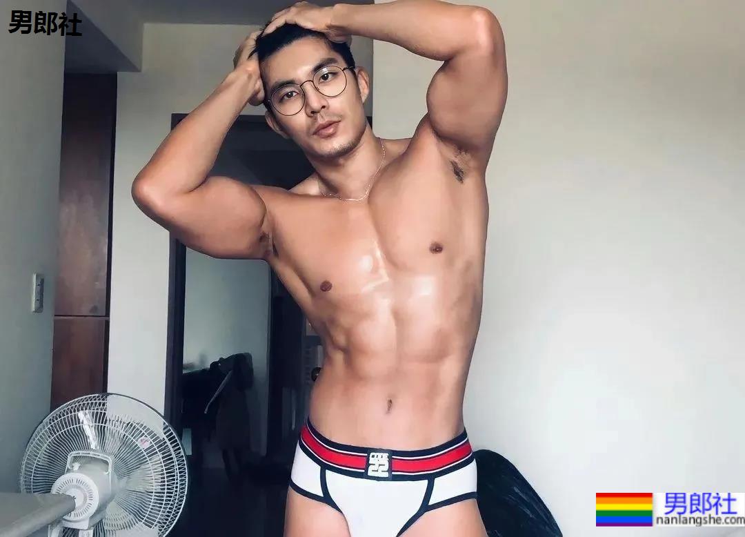 185CM小哥拍肌肉开箱照走红，流量密码被他玩明白了！ - 51虹马