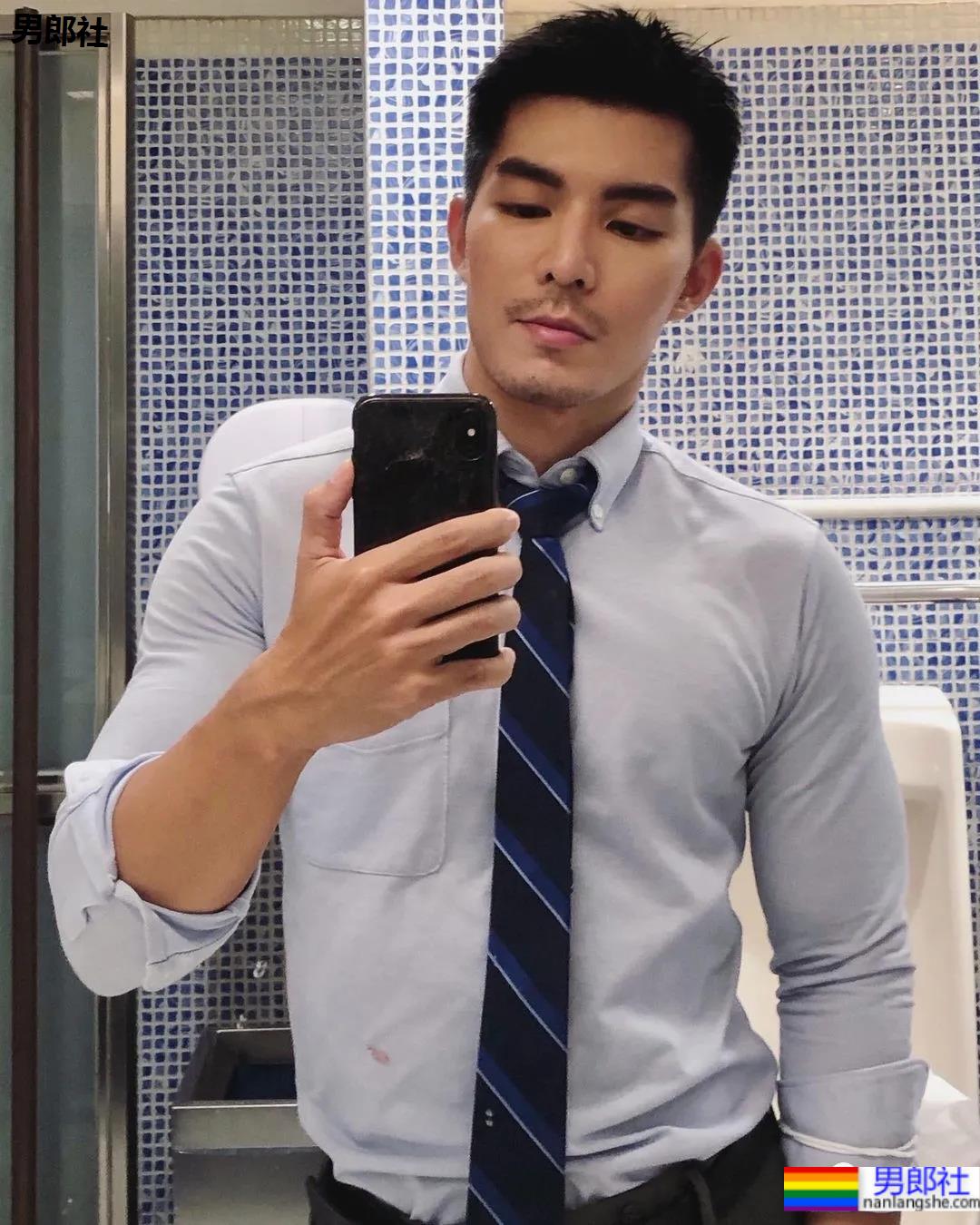 185CM小哥拍肌肉开箱照走红，流量密码被他玩明白了！ - 51虹马