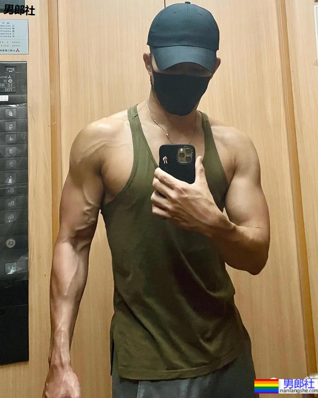 185CM小哥拍肌肉开箱照走红，流量密码被他玩明白了！ - 51虹马