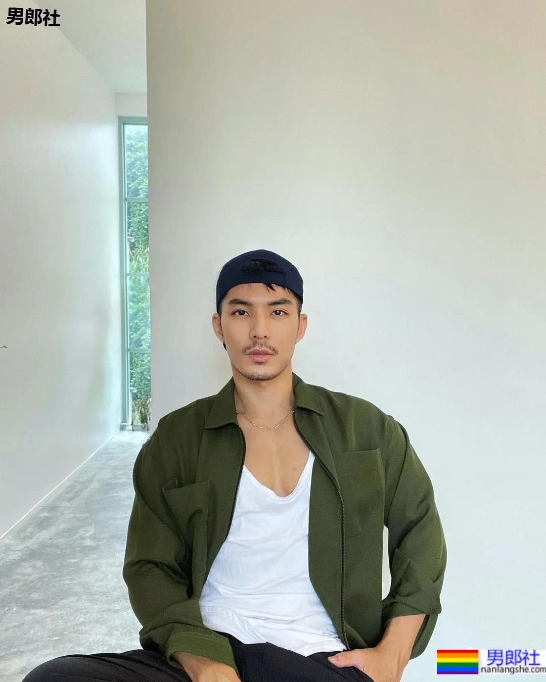 185CM小哥拍肌肉开箱照走红，流量密码被他玩明白了！ - 51虹马