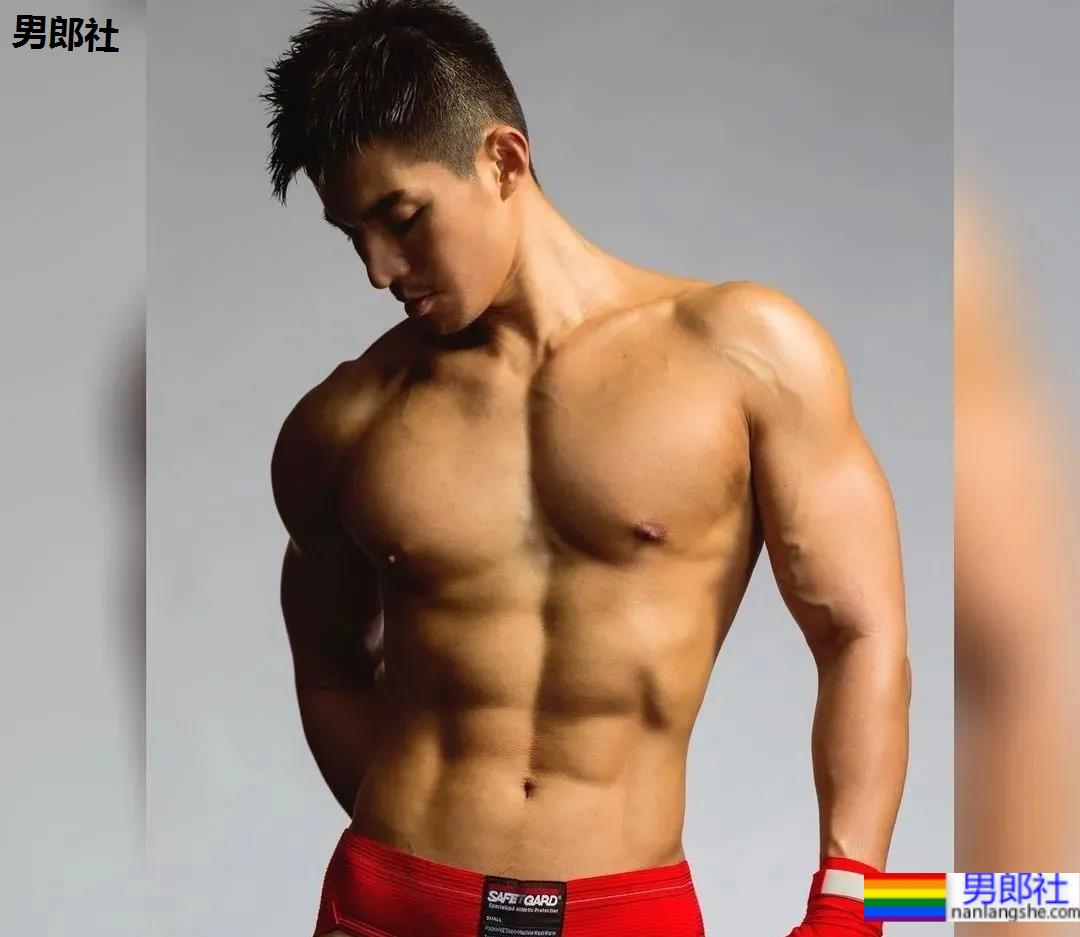 185CM小哥拍肌肉开箱照走红，流量密码被他玩明白了！ - 51虹马