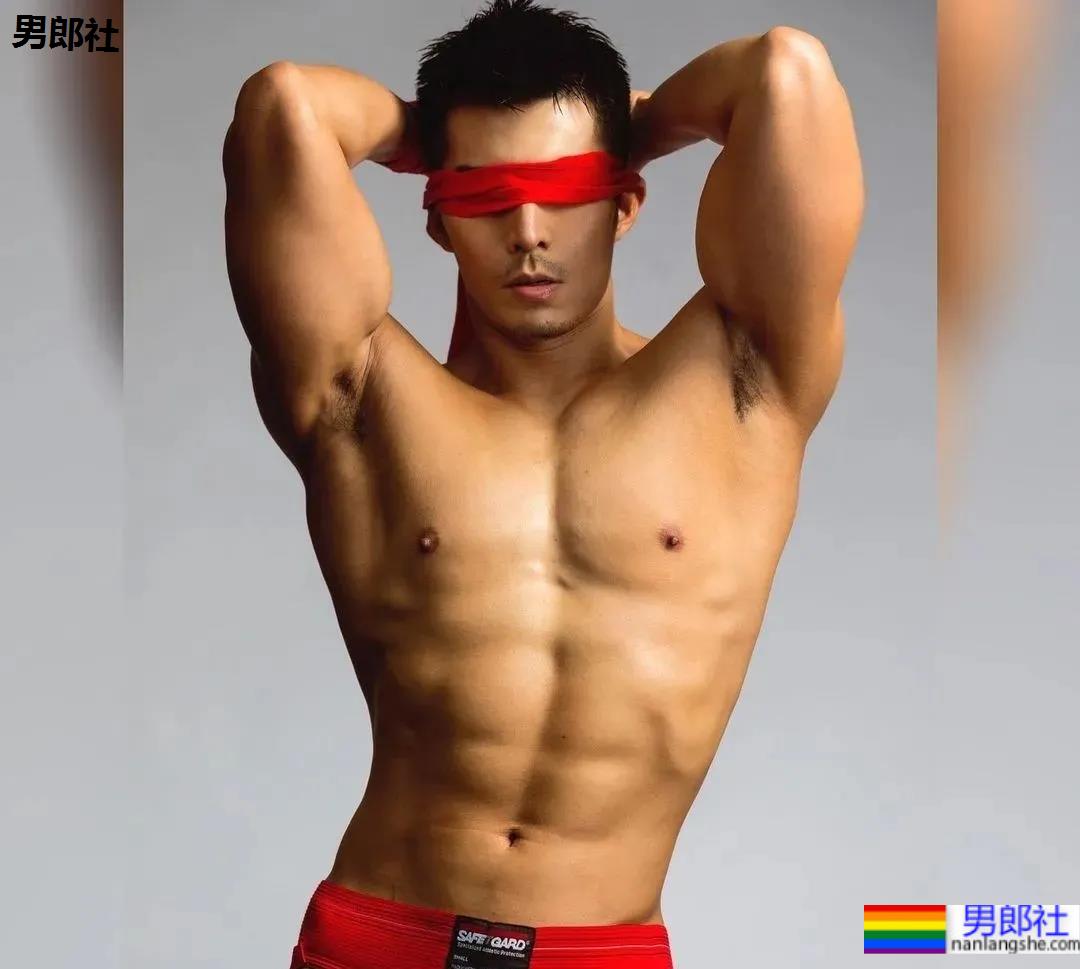 185CM小哥拍肌肉开箱照走红，流量密码被他玩明白了！ - 51虹马