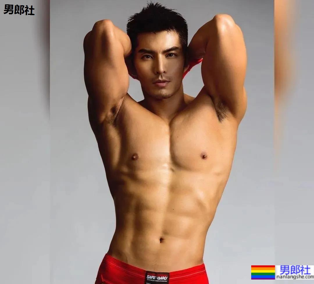 185CM小哥拍肌肉开箱照走红，流量密码被他玩明白了！ - 51虹马