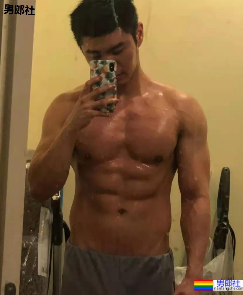 186CM寸头肌肉小狼狗身材好绝,巧克力腹肌太让人馋了! - 51虹马 186CM寸头肌肉小狼狗身材好绝,巧克力腹肌太让人馋了! - 51虹马