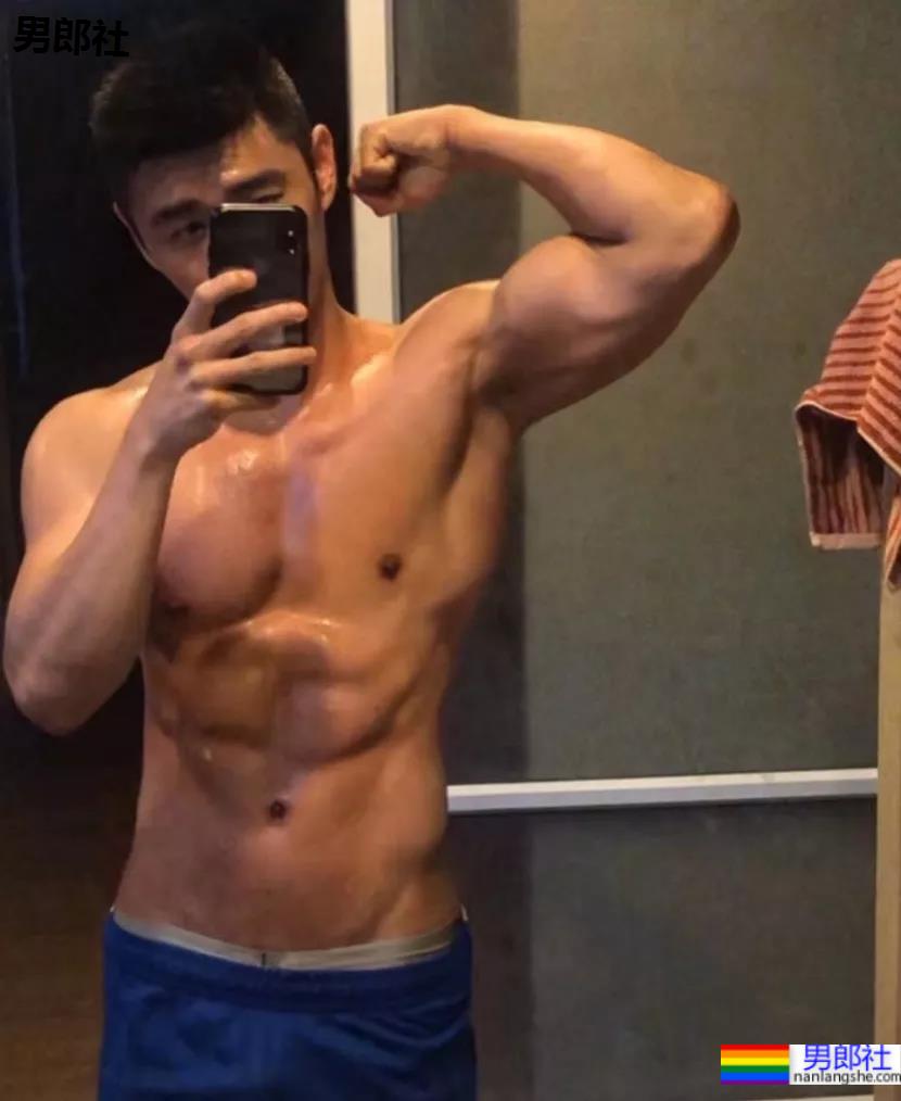 186CM寸头肌肉小狼狗身材好绝,巧克力腹肌太让人馋了! - 51虹马 186CM寸头肌肉小狼狗身材好绝,巧克力腹肌太让人馋了! - 51虹马