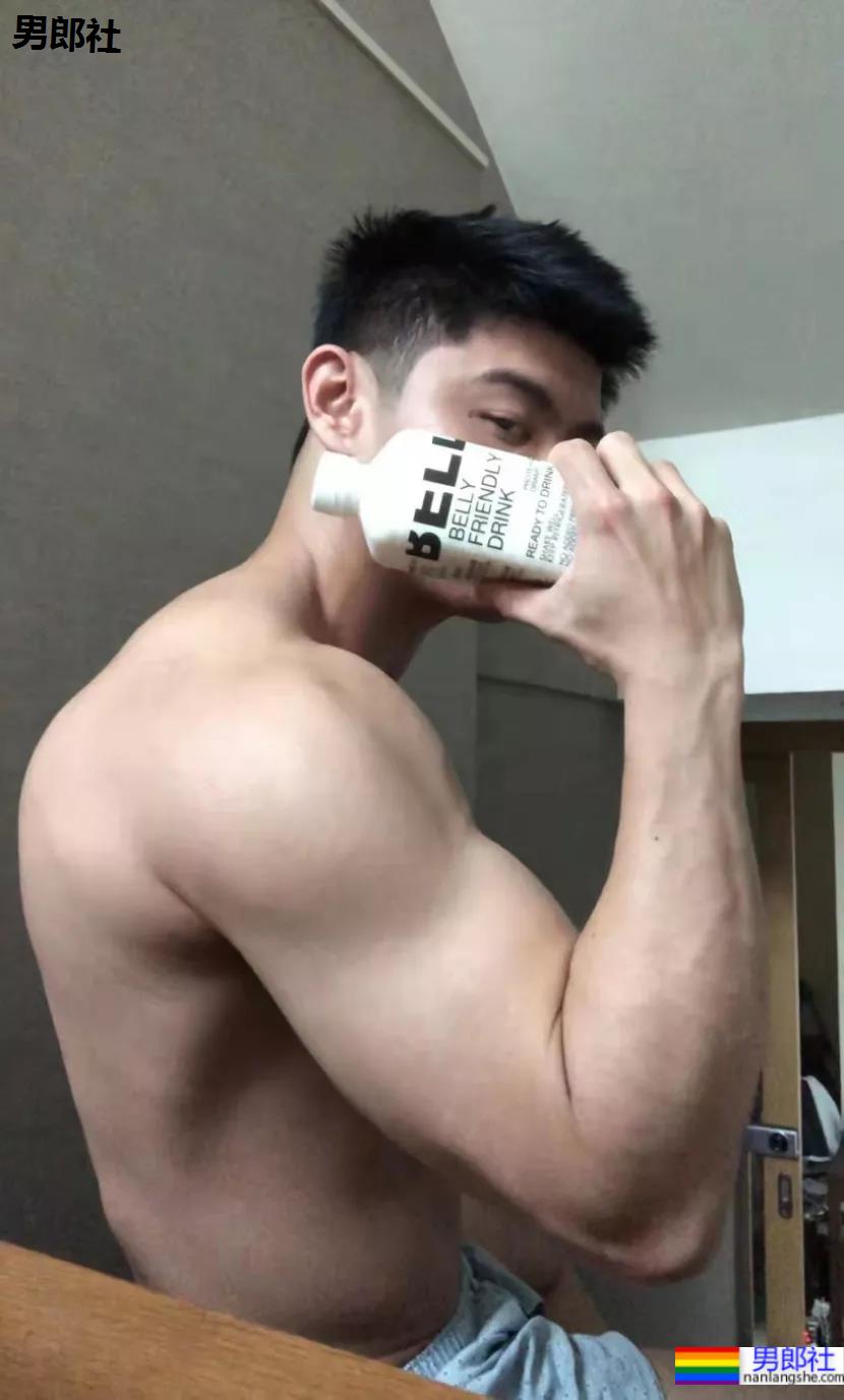 186CM寸头肌肉小狼狗身材好绝,巧克力腹肌太让人馋了! - 51虹马 186CM寸头肌肉小狼狗身材好绝,巧克力腹肌太让人馋了! - 51虹马