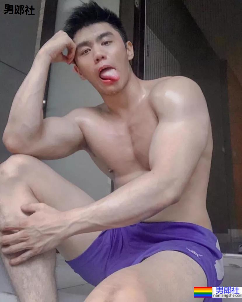 186CM寸头肌肉小狼狗身材好绝,巧克力腹肌太让人馋了! - 51虹马 186CM寸头肌肉小狼狗身材好绝,巧克力腹肌太让人馋了! - 51虹马