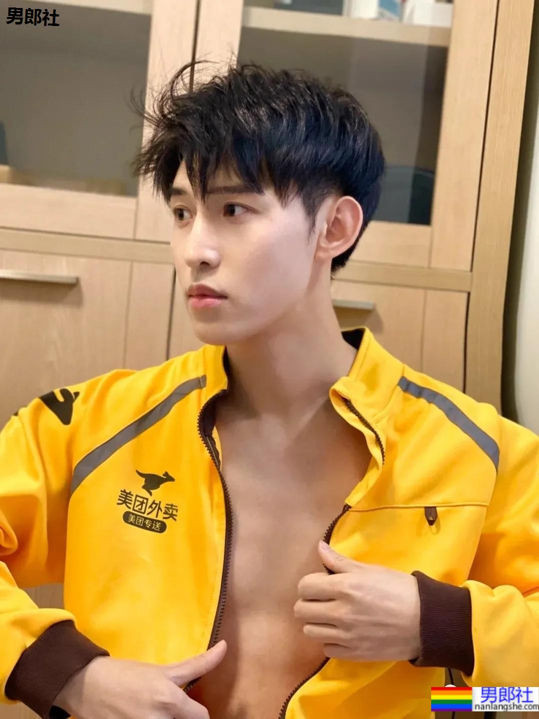 帅气小鲜肉外卖服小哥，这次你可能点到了爱情！-51虹马