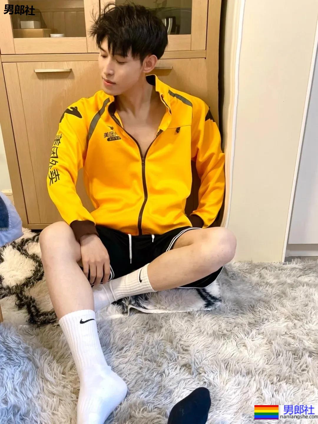 帅气小鲜肉外卖服小哥，这次你可能点到了爱情！ - 51虹马