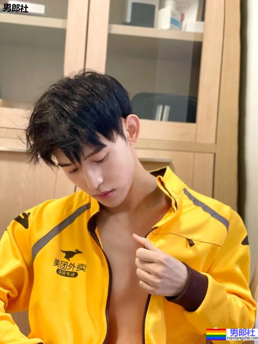 帅气小鲜肉外卖服小哥，这次你可能点到了爱情！ - 51虹马