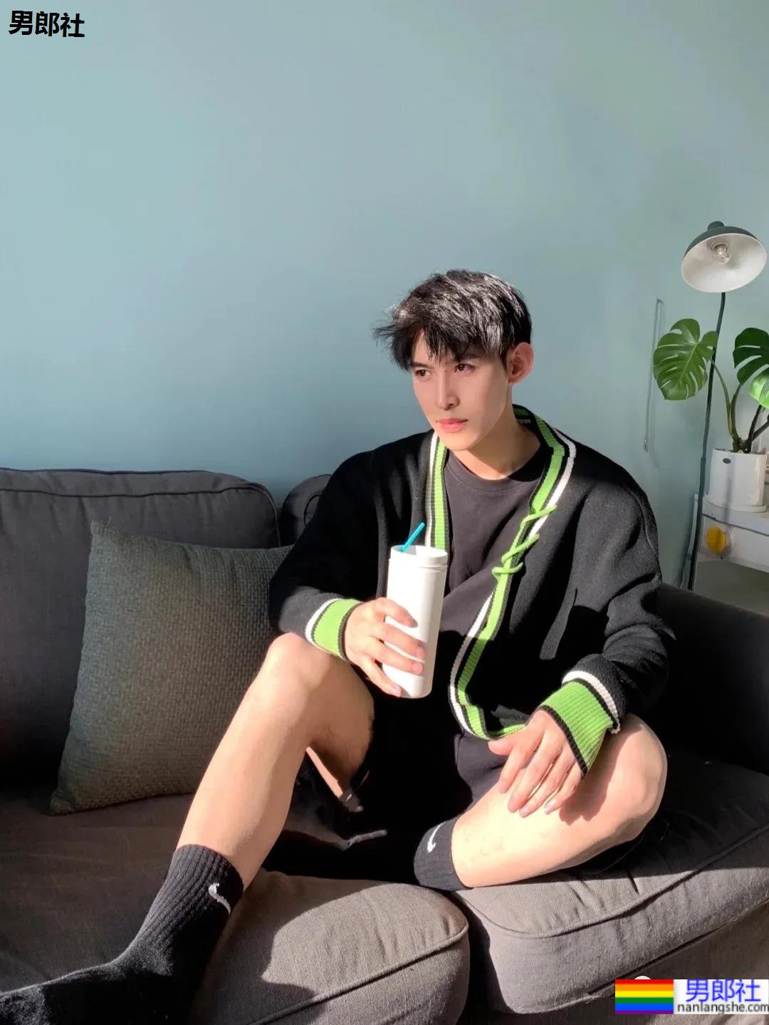 帅气小鲜肉外卖服小哥，这次你可能点到了爱情！ - 51虹马