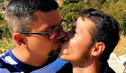 克罗地亚国会议员“豁出去了”，公开男男接吻照抗议恐同情绪-51虹马