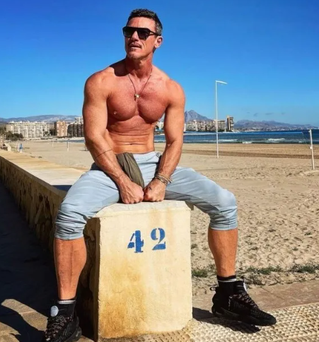 英国最性感同性恋男星Luke Evans晒新照馋哭粉丝，年近50状态极佳-51虹马