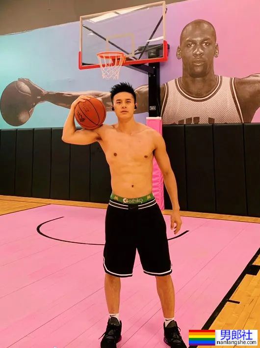 川师体院毕业的男模叶周，最近又变帅了！ - 51虹马