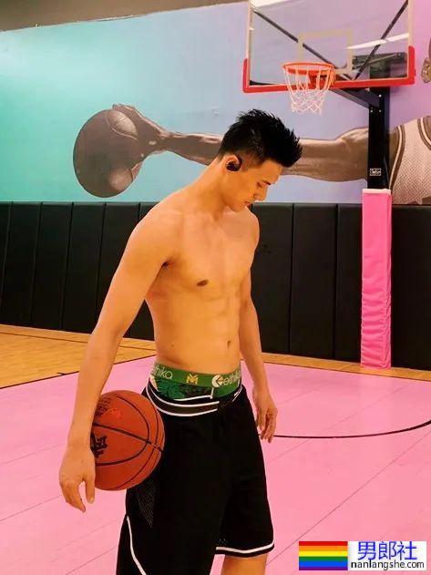 川师体院毕业的男模叶周，最近又变帅了！ - 51虹马